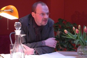 Lars am Lesetischchen im Café Salon Chocolat am 14. April 2012